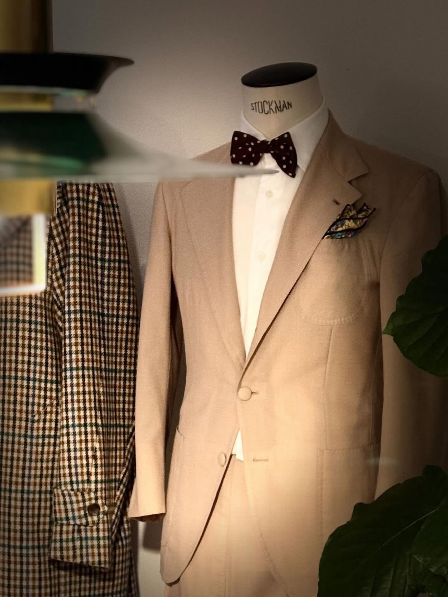 3月にウェデングを予定している2組のお客さまのスーツが納品されてきました。
スーツ、シャツの他、当店で販売しているBowtieとチーフ、ソックスをお選び頂き、本当に嬉しく思います！
超大切な日のお召し物に我々が携われる事、サイコーに思います！

#wedding 
#suit 
#ordersuit 
#kinloch 
#jupebyjackie